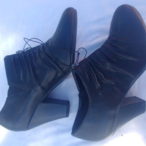 Jasmine Amity Black Booties    Sz 9W - Picture 7 of 16